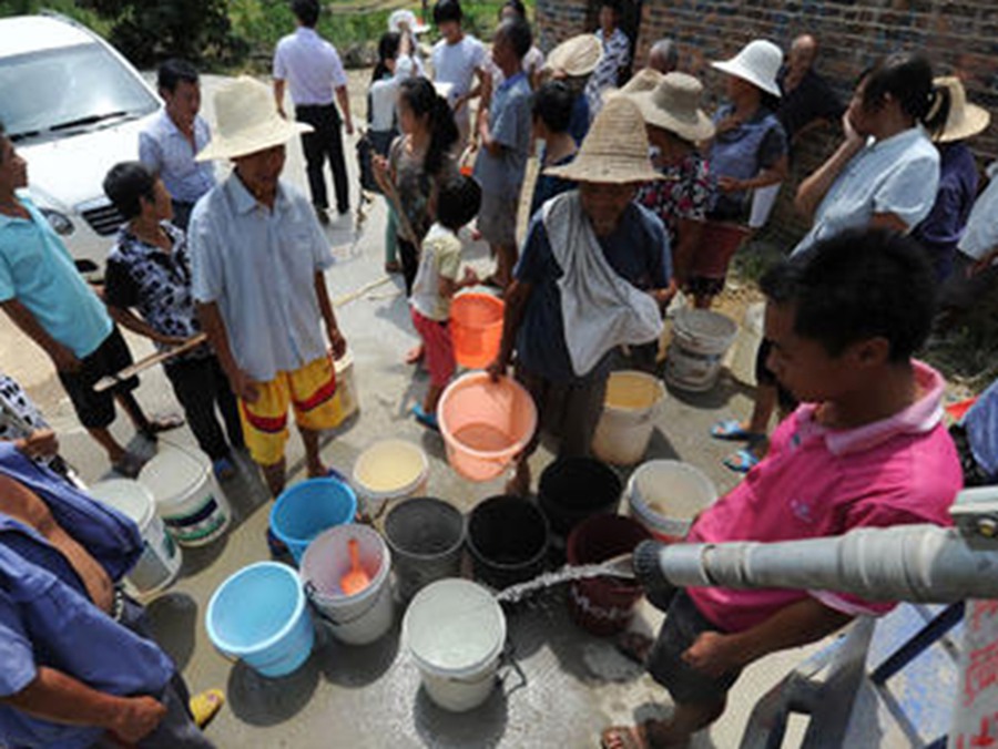桂西的田林遭到旱災(zāi)的煎熬，大家排長(zhǎng)隊(duì)等水