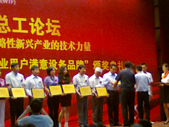 /></p><p>&nbsp;&nbsp;&nbsp;&nbsp;&nbsp;&nbsp;&nbsp; &nbsp;在日前由中國(guó)水網(wǎng)主辦的2012年度(第六屆)水業(yè)高級(jí)技術(shù)論壇——供水技術(shù)深度論壇上，《中國(guó)40個(gè)城市供水服務(wù)滿意度指數(shù)調(diào)查研究報(bào)告》(以下簡(jiǎn)稱《報(bào)告》)正式發(fā)布。</p><p><br/>　　中國(guó)水網(wǎng)在全國(guó)范圍內(nèi)篩選出供水服務(wù)水平業(yè)內(nèi)評(píng)價(jià)較高的40個(gè)城市，面向城市公眾開(kāi)展供水服務(wù)滿意度調(diào)查活動(dòng)，調(diào)查收到逾萬(wàn)份調(diào)查問(wèn)卷。此次《報(bào)告》借鑒國(guó)內(nèi)外顧客滿意度理論研究成果和測(cè)評(píng)方法，結(jié)合調(diào)查結(jié)果和中國(guó)供水行業(yè)的實(shí)際發(fā)展情況編制而成。</p><p><br/><strong>　　行業(yè)該做哪些改進(jìn)？<br/>　　供水服務(wù)行業(yè)較明顯的優(yōu)勢(shì)為供水穩(wěn)定性，需要改進(jìn)的首要指標(biāo)為供水水質(zhì)</strong></p><p><br/>　　中國(guó)水網(wǎng)副總經(jīng)理殷曉芳分析說(shuō)，低質(zhì)低價(jià)已經(jīng)成為行業(yè)痼疾；原水壓力和飲用水新標(biāo)準(zhǔn)執(zhí)行壓力大，使服務(wù)成本壓力迅速升高；社會(huì)溝通的不充分和企業(yè)經(jīng)營(yíng)的相對(duì)封閉，使公眾的誤解加劇；服務(wù)績(jī)效管理工具的缺失和服務(wù)體制的落后，導(dǎo)致行業(yè)品牌整體失落。</p><p><br/>　　據(jù)了解，調(diào)查報(bào)告中的供水滿意度評(píng)價(jià)指標(biāo)體系以供水用戶滿意度指數(shù)為核心。通過(guò)對(duì)評(píng)測(cè)指標(biāo)的分析，殷曉芳對(duì)供水行業(yè)的優(yōu)勢(shì)和弱項(xiàng)進(jìn)行闡述:供水服務(wù)行業(yè)較為明顯的優(yōu)勢(shì)領(lǐng)域?yàn)楣┧€(wěn)定性。根據(jù)調(diào)查結(jié)果及分析，用戶認(rèn)為供水穩(wěn)定性的重要程度較高，且對(duì)水壓穩(wěn)定性、供水連續(xù)性、計(jì)劃停水和管道搶修及時(shí)性方面的滿意度評(píng)價(jià)較高。80％被調(diào)查者對(duì)供水穩(wěn)定性滿意，供水企業(yè)應(yīng)繼續(xù)保持這一優(yōu)勢(shì)。</p><p><br/>　　供水服務(wù)行業(yè)具有競(jìng)爭(zhēng)優(yōu)勢(shì)的是供水水價(jià)。此次調(diào)查結(jié)果表明，被調(diào)查者普遍認(rèn)為水價(jià)這一評(píng)測(cè)指標(biāo)較為重要，并且認(rèn)為目前的收費(fèi)價(jià)格和階梯水價(jià)的收費(fèi)方式均較為合理。在調(diào)查中，多數(shù)被調(diào)查者表示，在供水企業(yè)能夠提供優(yōu)質(zhì)服務(wù)的前提下，不會(huì)排斥上調(diào)水價(jià)和實(shí)施階梯收費(fèi)。</p><p><br/>　　“雖然2011年年底以來(lái)，全國(guó)范圍內(nèi)多個(gè)城市上調(diào)了水價(jià)或?qū)嵤╇A梯水價(jià)，引起公眾廣泛關(guān)注及爭(zhēng)議，但隨著對(duì)供水行業(yè)理性認(rèn)識(shí)的提升，公眾對(duì)水資源是商品的意識(shí)越來(lái)越強(qiáng)，對(duì)供水服務(wù)成本也開(kāi)始有所了解，因此漲價(jià)、改變收費(fèi)方式并沒(méi)有對(duì)供水水價(jià)的滿意度造成太大影響。”殷曉芳說(shuō)。</p><p><br/>　　供水服務(wù)行業(yè)需要改進(jìn)的首要指標(biāo)是供水水質(zhì)。此次調(diào)查結(jié)果顯示，在供水服務(wù)用戶滿意度評(píng)價(jià)體系的7個(gè)二級(jí)評(píng)測(cè)指標(biāo)中，水質(zhì)是影響用戶滿意度的較重要因素，同時(shí)也是拉低用戶滿意度的首要因素。據(jù)了解，此次調(diào)查采用的象限法分析，表明供水水質(zhì)是其中位于重點(diǎn)改進(jìn)區(qū)的二級(jí)指標(biāo)，由此可見(jiàn)，提高供水行業(yè)服務(wù)水平的首要有效途徑就是提高供水水質(zhì)。</p><p><br/>　　殷曉芳表示，提高供水水質(zhì)要求是環(huán)球趨勢(shì)，也是經(jīng)濟(jì)發(fā)展后人民生活水平提高的必然結(jié)果。如何合理控制成本、整合資源、提高效率，成為供水企業(yè)面臨的挑戰(zhàn)，但另一方面，水質(zhì)標(biāo)準(zhǔn)的提高有利于供水市場(chǎng)良性發(fā)展，供水企業(yè)的升級(jí)改造以及對(duì)新建項(xiàng)目要求的提高也將為供水市場(chǎng)注入增長(zhǎng)動(dòng)力。</p><p><br/>　　供水服務(wù)行業(yè)的弱項(xiàng)為客戶溝通、企業(yè)整體形象。根據(jù)調(diào)查結(jié)果，供水企業(yè)與用戶的溝通行為在總體上被認(rèn)為是有欠缺的，尤其是在公眾宣傳和反饋渠道的充足性方面。很多被調(diào)查者都反映供水企業(yè)不夠公開(kāi)和透明，這與客戶溝通不足也有很大關(guān)系，這些都對(duì)供水企業(yè)的形象有所損害。</p><p><br/>　　殷曉芳指出，供水企業(yè)應(yīng)經(jīng)常性地組織宣傳用水常識(shí)、企業(yè)社會(huì)活動(dòng)，提高企業(yè)新增積極措施的知名度，提升反饋渠道使用率，進(jìn)一步推廣咨詢熱線和客服中心，提高企業(yè)透明度，改善企業(yè)形象，從而提高供水服務(wù)用戶滿意度。</p><p><br/><strong>　　哪些城市滿意度較高？<br/>　　40城市供水服務(wù)滿意度指數(shù)廣州、南昌、上海位列前三</strong></p><p><br/>　　據(jù)介紹，按照指標(biāo)評(píng)價(jià)體系和滿意度指數(shù)的合成方法，分別計(jì)算得到全國(guó)40個(gè)城市的供水總體服務(wù)滿意度指數(shù)。計(jì)算結(jié)果顯示，廣州以77.99分位居首先，南昌、上海分列第二、三位，排在第四到第十位的依次是濟(jì)南、無(wú)錫、北京、江陰、常熟、杭州、珠海。</p><p><br/>　　據(jù)了解，在供水、電力、電信、燃?xì)馑拇蠊卜?wù)行業(yè)中，供水服務(wù)滿意度指數(shù)僅略低于電力行業(yè)，排在第二位。</p><p><br/>　　殷曉芳總結(jié)，<a href=http://dgyingyuan.com>供水服務(wù)</a>的可持續(xù)發(fā)展是一項(xiàng)長(zhǎng)期、系統(tǒng)的工作，建立一套優(yōu)質(zhì)優(yōu)價(jià)的服務(wù)體系還會(huì)面對(duì)很多困難，但只要供水企業(yè)愿意擔(dān)當(dāng)，愿意在建立優(yōu)質(zhì)優(yōu)價(jià)供水服務(wù)體系的道路上先行先試，就能不斷提升綜合服務(wù)水平，樹(shù)立服務(wù)標(biāo)桿，促進(jìn)行業(yè)績(jī)效體系的建立。</p><p style=text-align:center;><br/><strong>表1&nbsp;&nbsp; 全國(guó)40個(gè)城市供水總體服務(wù)滿意度指數(shù)(加權(quán)計(jì)算)</strong></p><p style=text-align:center;><strong><img style=BORDER-RIGHT-WIDTH: 0px; BORDER-TOP-WIDTH: 0px; BORDER-BOTTOM-WIDTH: 0px; BORDER-LEFT-WIDTH: 0px alt=